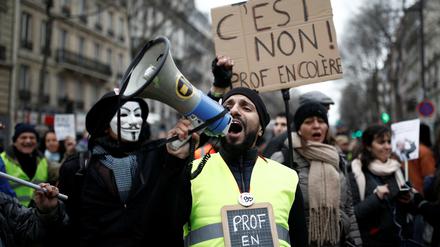Bei der Demonstration am Samstag in Paris waren auch Vertreter der „Gelbwesten“ dabei.