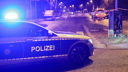 Die Polizei hat am frühen Morgen einen Mann nach Fahrerflucht erschossen.