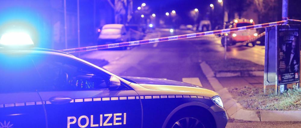 Die Polizei hat am frühen Morgen einen Mann nach Fahrerflucht erschossen.