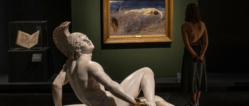 Die Skulptur des griechischen Heros Achilles in der Londoner Ausstellung über den Trojanischen Krieg.