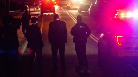 Passanten am Tatort in Monsey, New York.