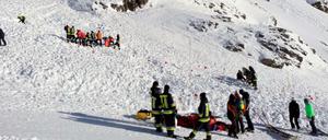 Rettungskräfte arbeiten am 28.12.2019 bei einer Suchaktion nach einer Lawine in Südtirol.