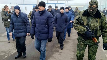 Ein von Russland unterstützter Separatistensoldat (r) begleitet eine Gruppe von Ukrainische Kriegsgefangene in der Nähe des Kontrollpunktes Horliwka, Ostukraine, bei einem Gefangenenaustausch zwischen der Regierung in Kiew und den prorussischen Separatisten.