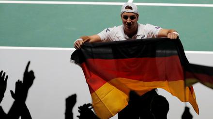 Jan-Lennard Struff feiert den Sieg gegen Argentinien.