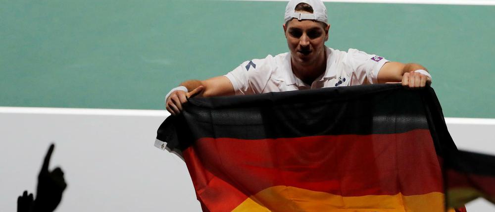 Jan-Lennard Struff feiert den Sieg gegen Argentinien.