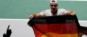 Jan-Lennard Struff feiert den Sieg gegen Argentinien.
