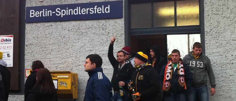 Ankunft von Dynamo-Fans am S-Bahnhof Spindlersfeld 2014 (Archiv)