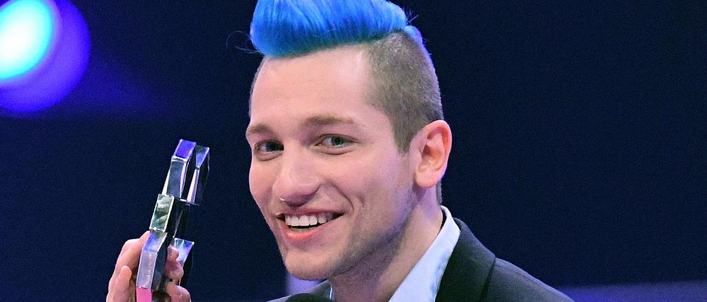 Blau auf dem Kopf und seit seinem CDU-Video der Schrecken der Politik: Youtuber Rezo (Archivfoto)