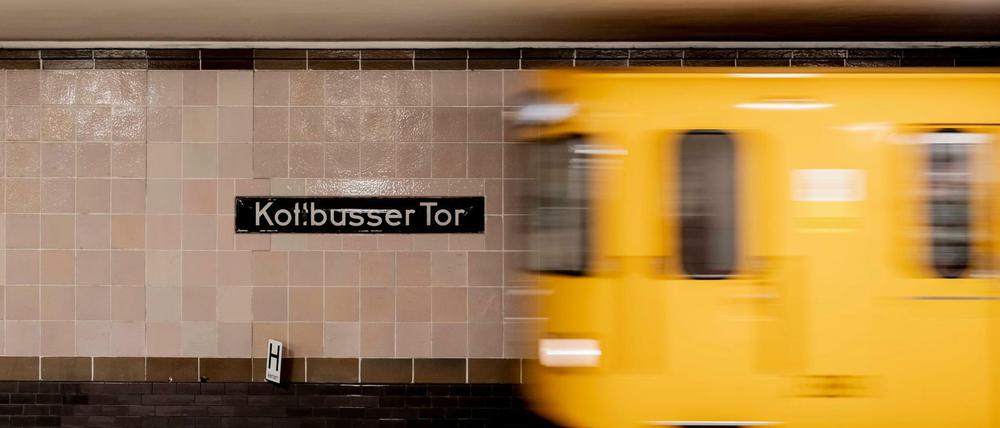 Am Kottbusser Bahnhof wurde ein Mann vor einen Zug gestoßen.