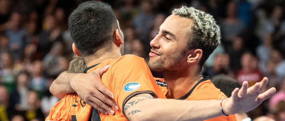 Berlins Benjamin Patch (r) und Nicolas Le Goff peilen den nächsten Sieg an.