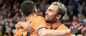 Berlins Benjamin Patch (r) und Nicolas Le Goff peilen den nächsten Sieg an.