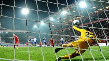 Der Moment. Unions Sebastian Polter trifft zum 1:0 gegen Herthas Torwart Rune Jarstein.
