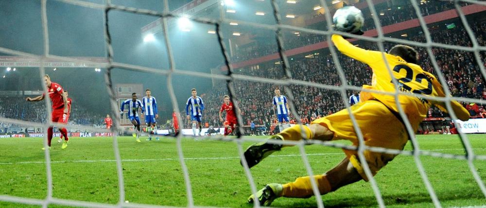 Der Moment. Unions Sebastian Polter trifft zum 1:0 gegen Herthas Torwart Rune Jarstein.