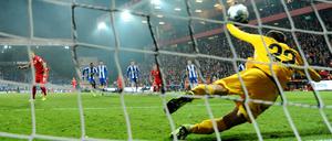 Der Moment. Unions Sebastian Polter trifft zum 1:0 gegen Herthas Torwart Rune Jarstein.