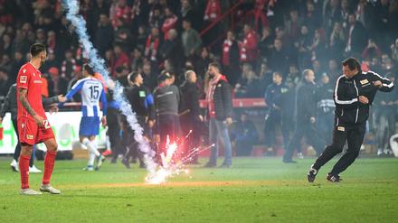 Lebensgefährlich. Aus dem Hertha-Block werden Raketen aufs Spielfeld geschossen.