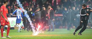 Lebensgefährlich. Aus dem Hertha-Block werden Raketen aufs Spielfeld geschossen.