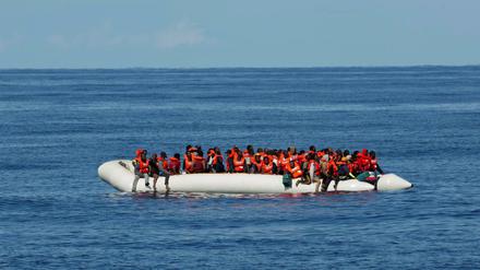 Ein Bild vom 26. Oktober: Migranten auf einem Schlauchboot, mit dem sie zur Alan Kurdi gebracht werden. (Bild von Sea-Eye)