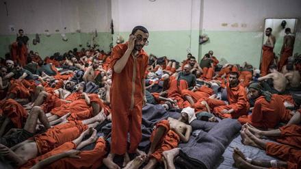 Aus aller Welt. Ein Blick in eine Gefängniszelle im Nordosten Syriens mit Männern, die verdächtigt werden, für den IS gekämpft zuhaben.