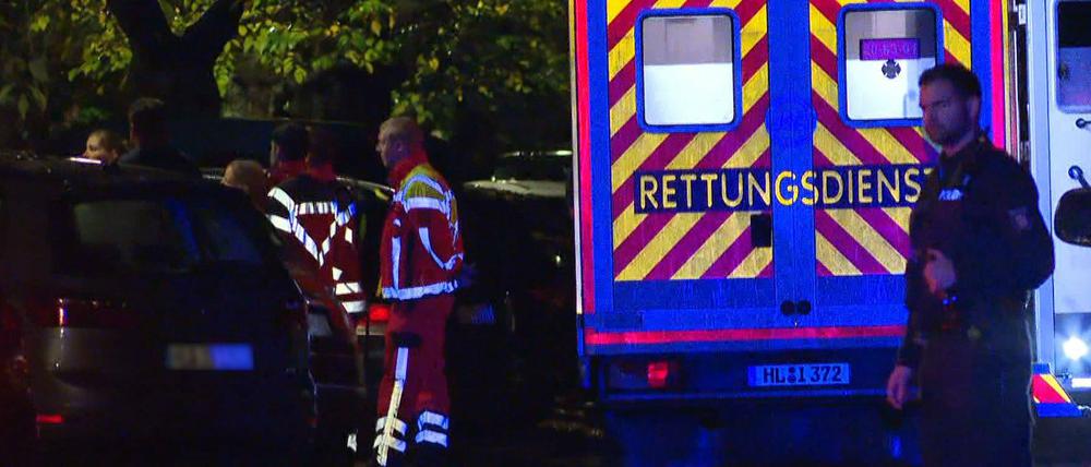 Rettungskräfte und Polizei am Einsatzort in Lübeck am Samstag.