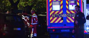 Rettungskräfte und Polizei am Einsatzort in Lübeck am Samstag.