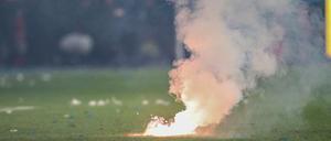 Pyrotechnik schafft es allzu leicht ins Stadion.