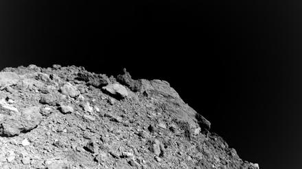 Ryugu besteht offenbar aus zwei verschiedenen Gesteinsarten. Offen ist, ob sie von einem Zusammenprall oder inneren Aktivitäten des Asteroiden stammen.