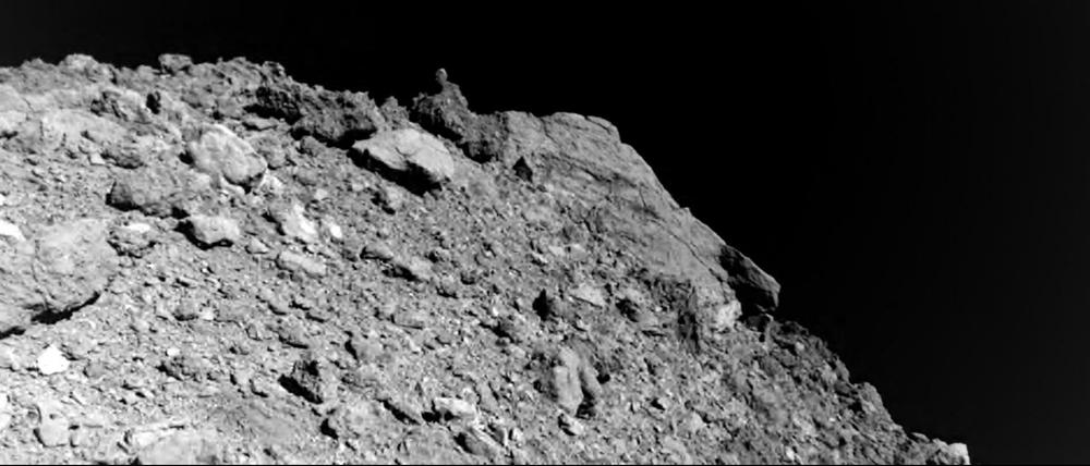 Ryugu besteht offenbar aus zwei verschiedenen Gesteinsarten. Offen ist, ob sie von einem Zusammenprall oder inneren Aktivitäten des Asteroiden stammen.