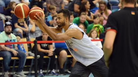Doppelball: Johannes Thiemann hat im Training der Nationalmannschaft viel zu tun.