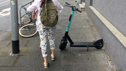 Platzkampf. Der Raum auf dem Gehweg ist begehrt.