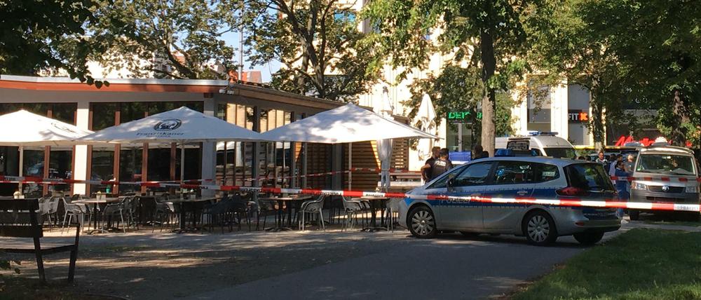 Die Umgebung des Tatorts im Kleinen Tiergarten an der Turmstraße wurde von der Polizei abgesperrt.