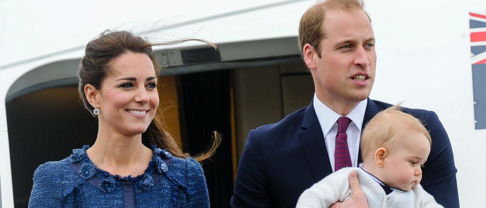 William und Kate mit ihrem Sohn George vor einem Flugzeug (Archiv)