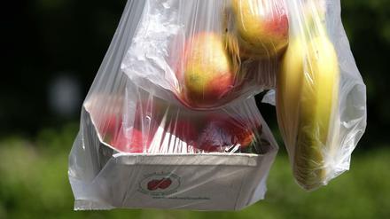 Die Politik hat der Plastiktüte den Kampf angesagt - und der Handel zieht mit.