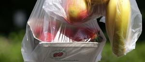 Die Politik hat der Plastiktüte den Kampf angesagt - und der Handel zieht mit.