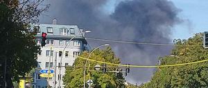 Eine Rauchwolke ist über Neukölln zu sehen. Das Feuer ist auf einem Schrottplatz ausgebrochen.