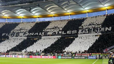 Alles fürs Finale. Fan-Choreographie in Frankfurt.