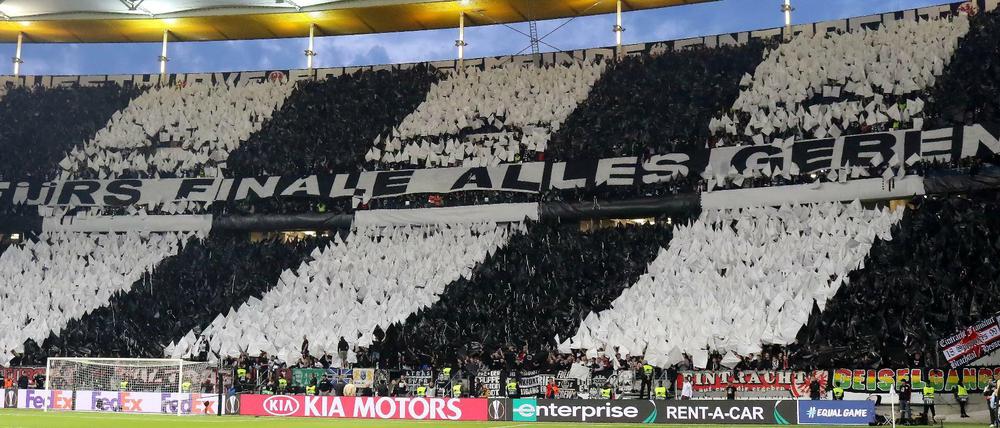 Alles fürs Finale. Fan-Choreographie in Frankfurt.