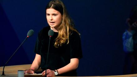 Klimaaktivistin Luisa Neubauer spricht bei der Hauptversammlung.