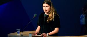 Klimaaktivistin Luisa Neubauer spricht bei der Hauptversammlung.
