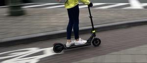 Auf dem Radweg geht's doch auch. Eine E-Scooterin in Brüssel.