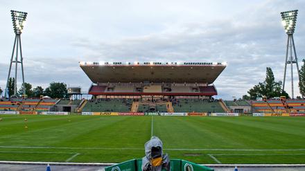 Viel Schatten, wenig Licht: Inzwischen sind die Flutlichtmasten im Friedrich-Ludwig-Jahn-Sportpark außer Betrieb.