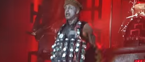 Rammstein-Sänger Till Lindemann mit "Sprengstoffweste" beim Festival "Rock in Vienna". 