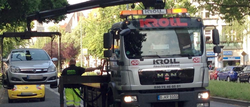 Das wird teuer. Bei der Aktionswoche der Polizei wird ein auf der Busspur parkendes Fahrzeug abgeschleppt.