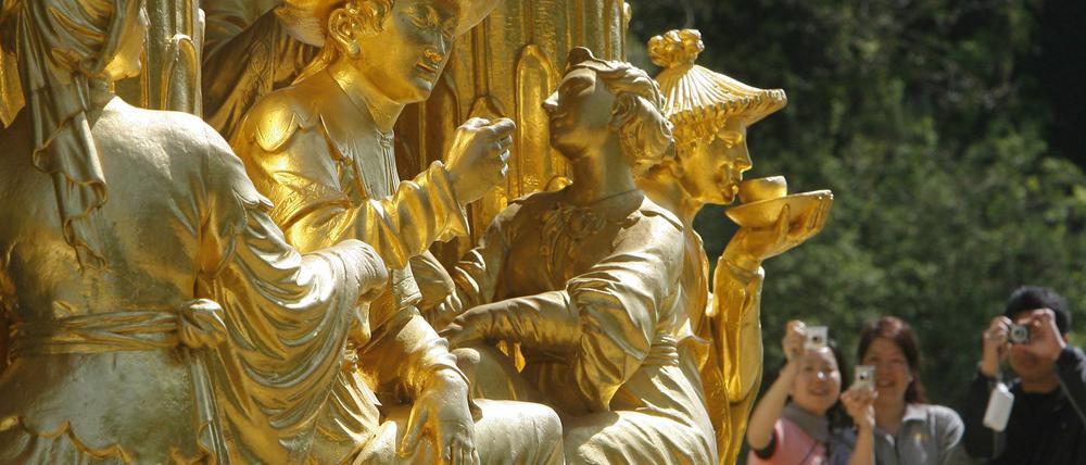 Freundliche Übernahme. Touristen aus Hongkong im Potsdamer Park von Sanssouci 