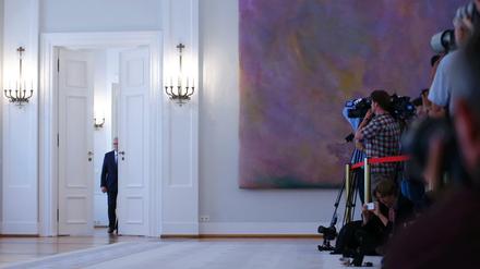 Abschieds-Vorstellung: Am Montag um Punkt zwölf öffnet sich die Seitentür. Ein kleinerer, älterer Herr in schwarzem Anzug stiefelt zügig auf das Pult zu. „Guten Tag“, sagt Joachim Gauck ...
