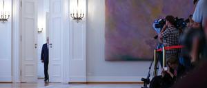 Abschieds-Vorstellung: Am Montag um Punkt zwölf öffnet sich die Seitentür. Ein kleinerer, älterer Herr in schwarzem Anzug stiefelt zügig auf das Pult zu. „Guten Tag“, sagt Joachim Gauck ...