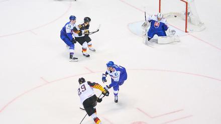 Drin ist das Ding. Leon Draisaitl (29) hat das 3:2 gegen die Slowakei erzielt.