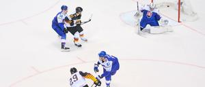 Drin ist das Ding. Leon Draisaitl (29) hat das 3:2 gegen die Slowakei erzielt.