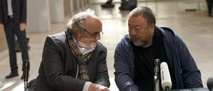 Jiri Fajt (links), damals Direktor der Nationalgalerie, und Ai Weiwei 2017 bei der Eröffnung der Ausstellung "Law of the Journey".