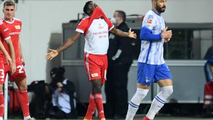 Taiwo Awoniyi jubelt über seinen Führungstreffer.