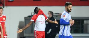 Taiwo Awoniyi jubelt über seinen Führungstreffer.